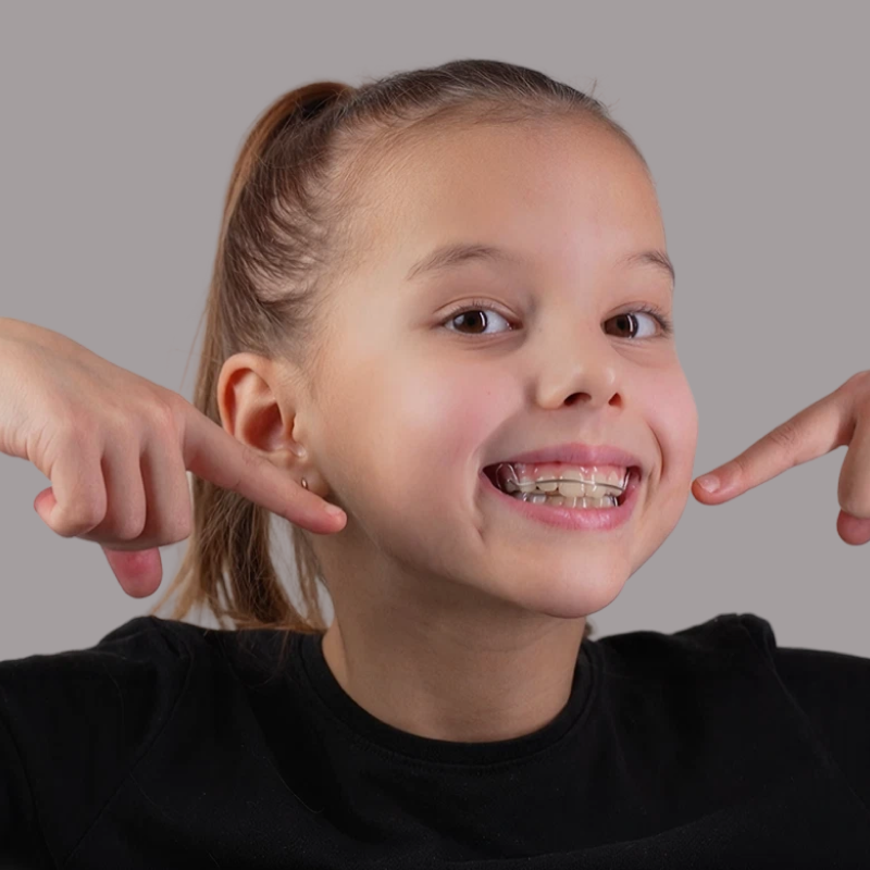Adolescente souriante montrant son appareil dentaire
