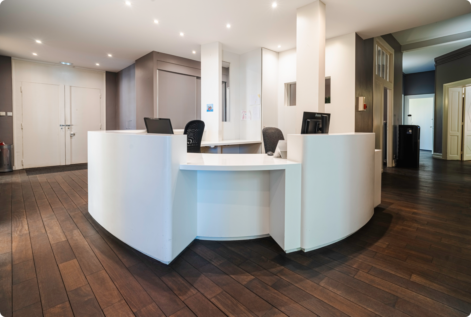 Bureau d'accueil blanc du cabinet
