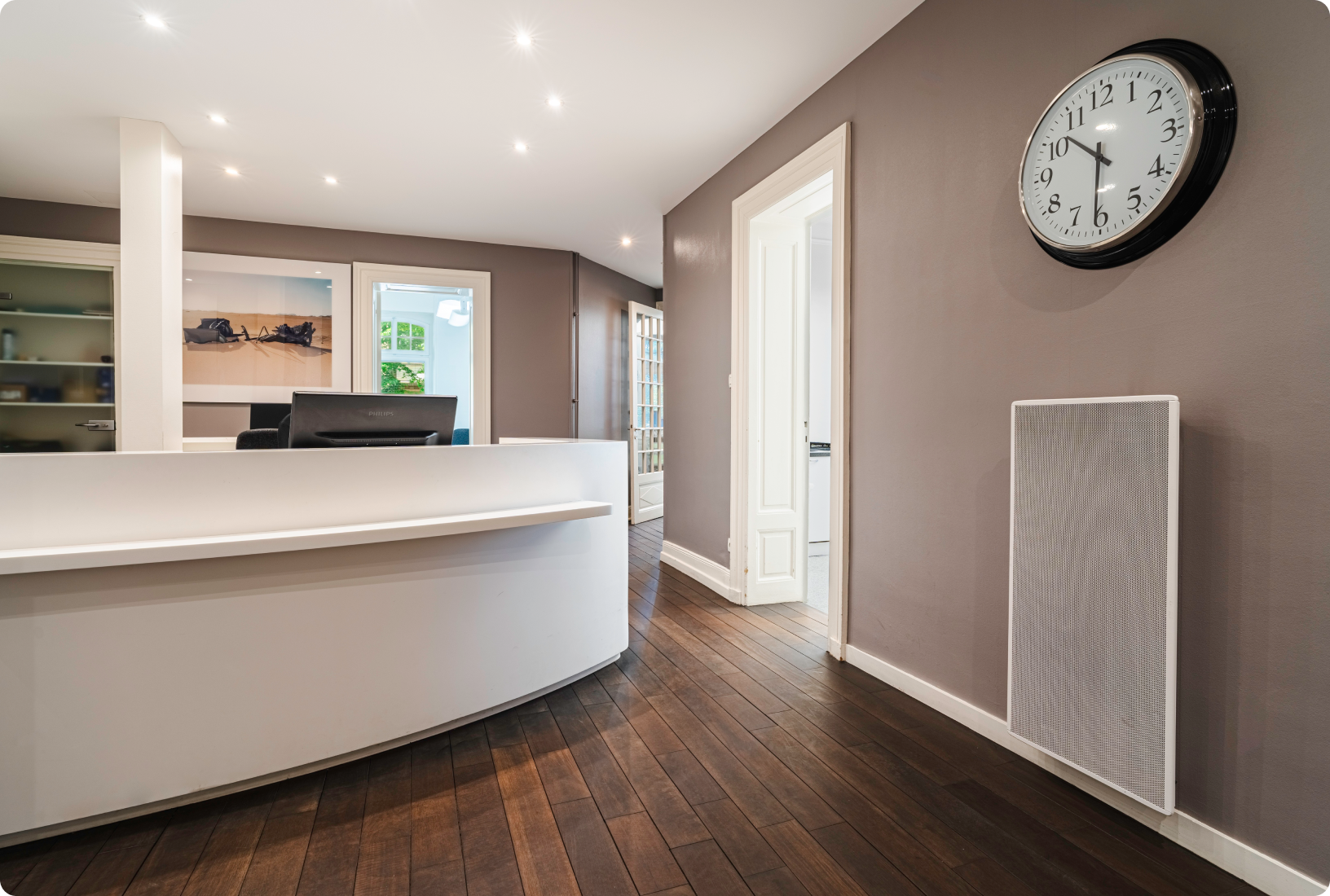 Espace d'accueil du cabinet avec horloge murale