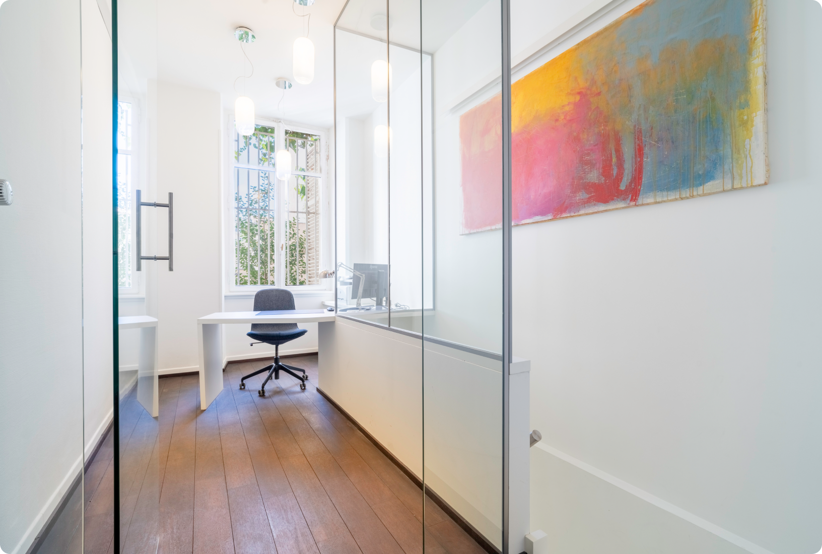 Couloir du cabinet avec œuvre murale