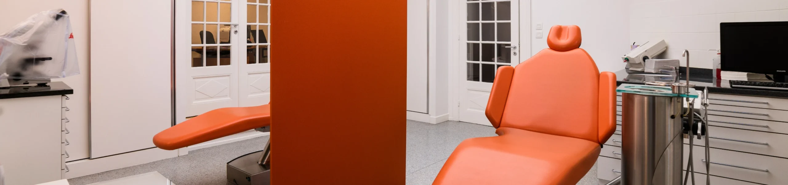 Corridor du cabinet avec vue sur un fauteuil orange