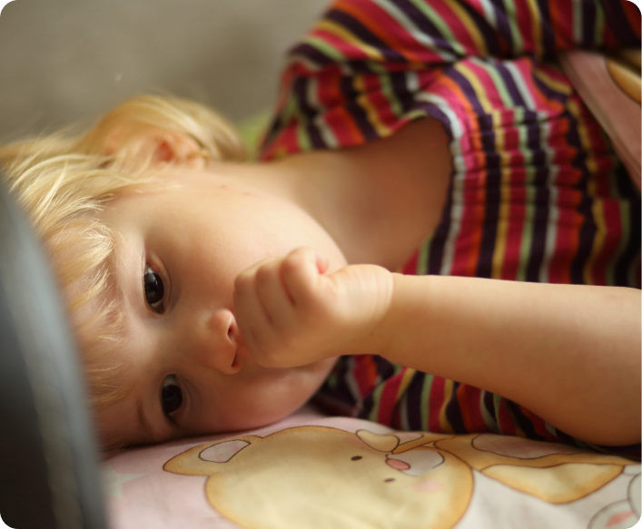 Enfant allongé, la tête appuyée sur sa main