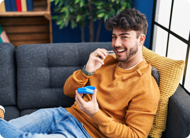 Homme détendu sur un canapé avec son téléphone
