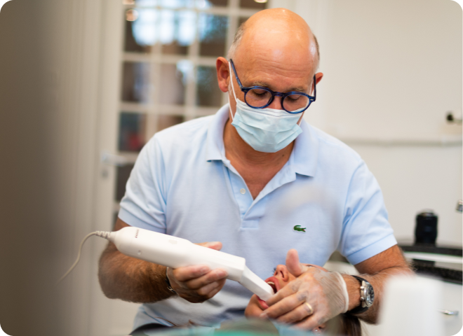 Praticien masqué examinant un patient lors d'une consultation
