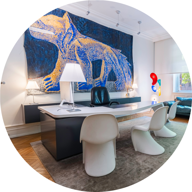 Espace d'accueil du cabinet avec bureau et fauteuils design