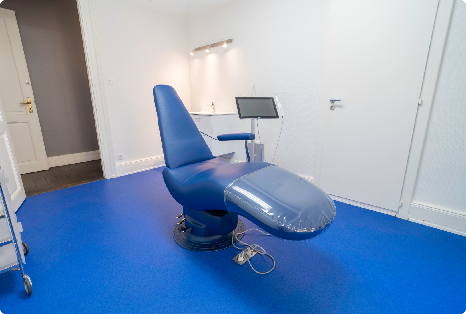 Salle de soin avec fauteuil dentaire bleu