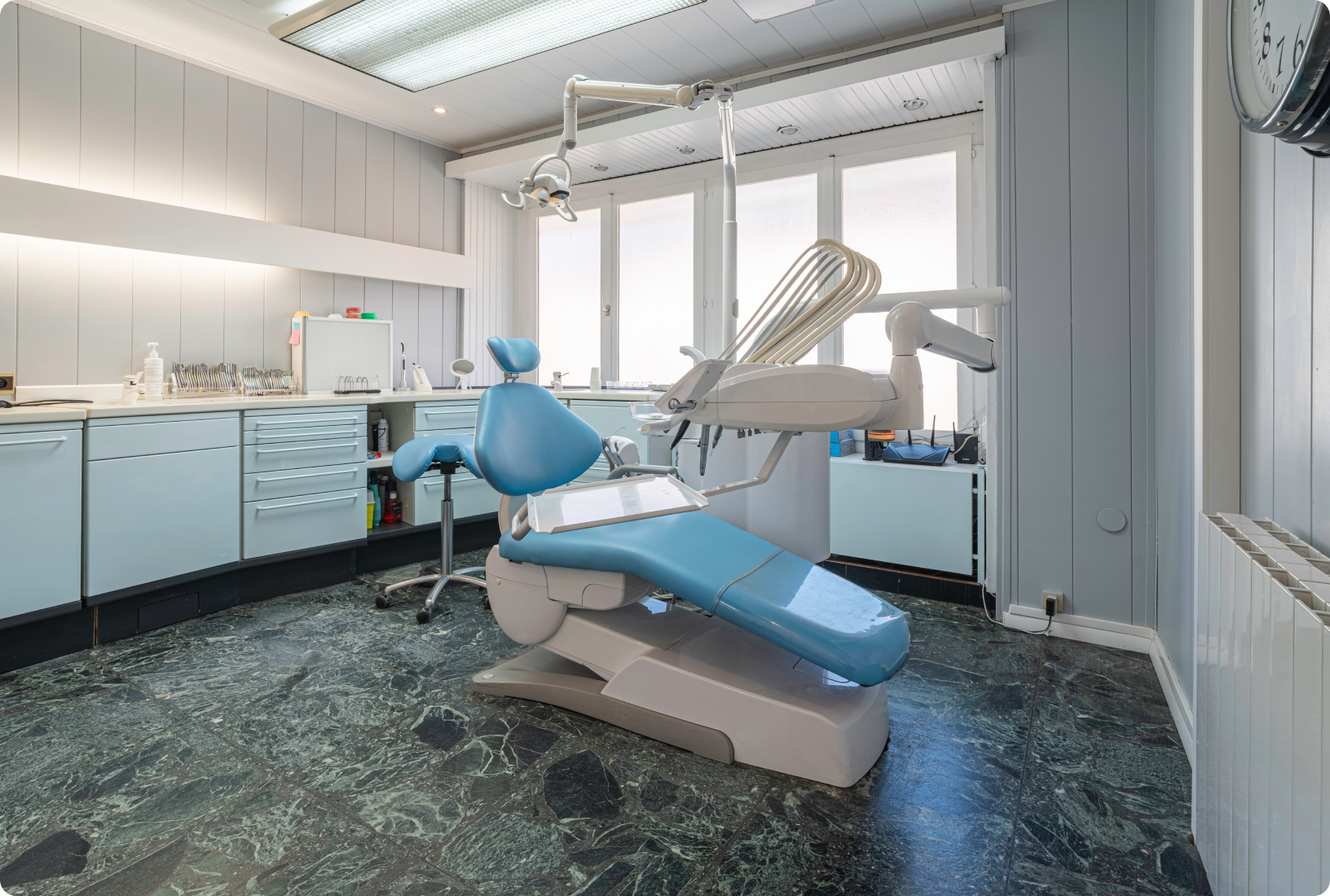 Salle de soin du cabinet avec fauteuil dentaire