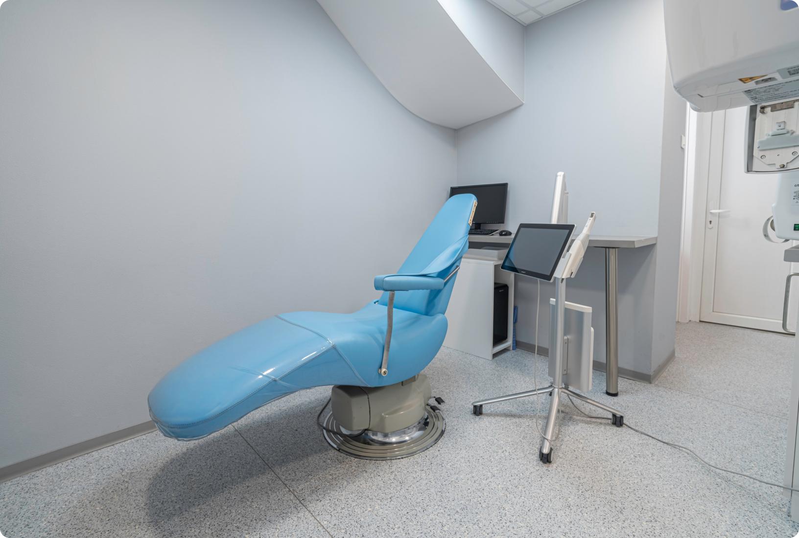 Salle de soin moderne avec fauteuil dentaire